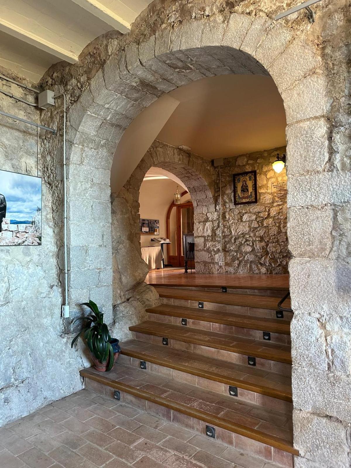 Hotel Santuari Mare de Déu Del Mont Restaurant-Hostatgería Beuda Exterior foto